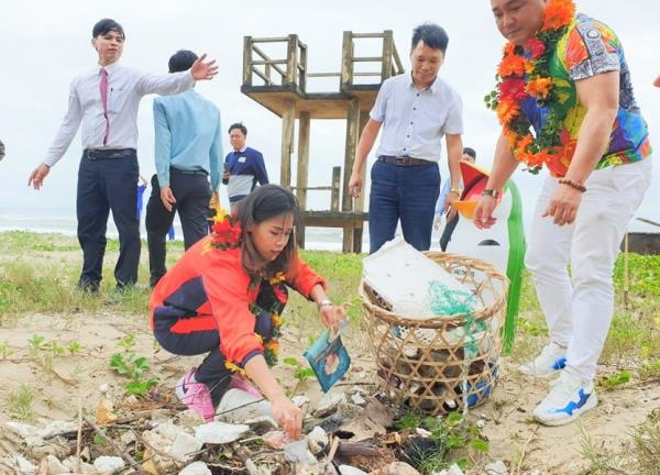 Nữ hoàng điền kinh Nguyễn Thị Thanh Phúc cùng diễn viên Lý Hùng 'nói không với rác thải nhựa'